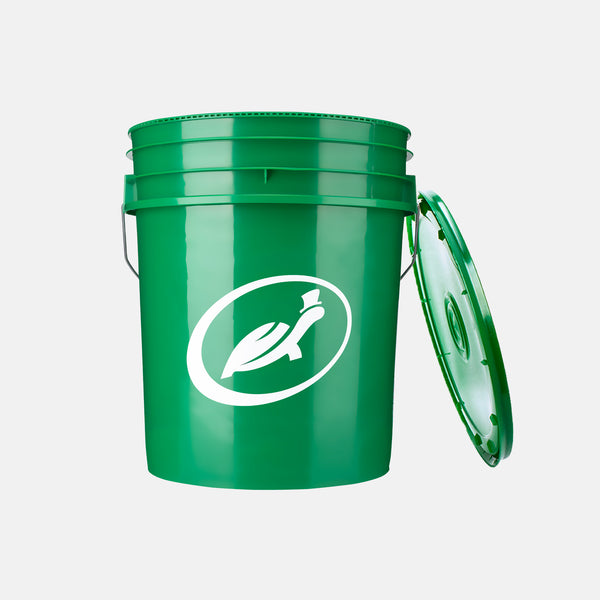 Turtle Wax 5-gallon green bucket. Includes a gray dirt trap insert and a matching green lid. Perfect for auto detailing.