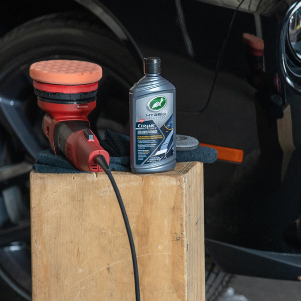 Bottle of Turtle Wax Carnauba Cleaner Wax in white and green with classic branding.